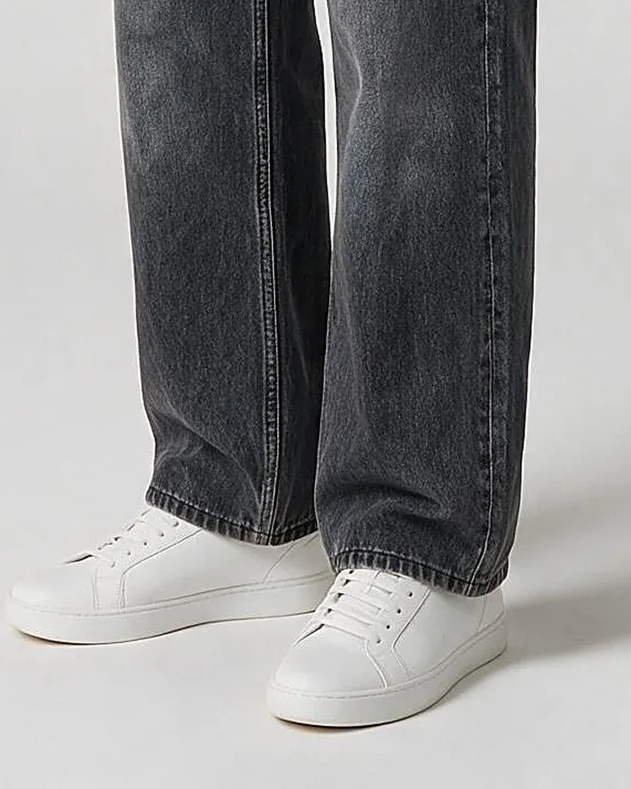 Koksgrå wide leg jeans, detalje af buksebunden
