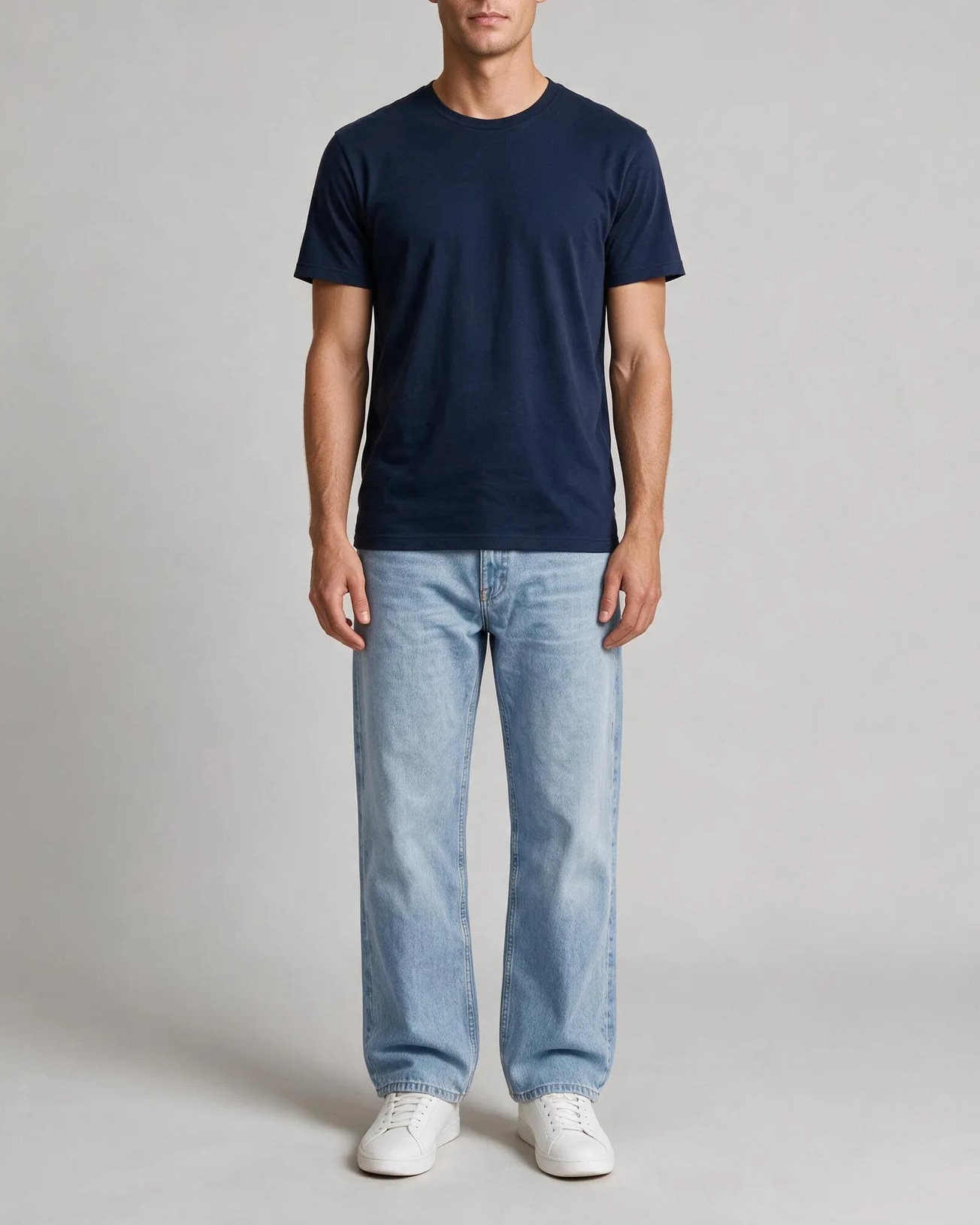 Lys indigo wide leg jeans, på model