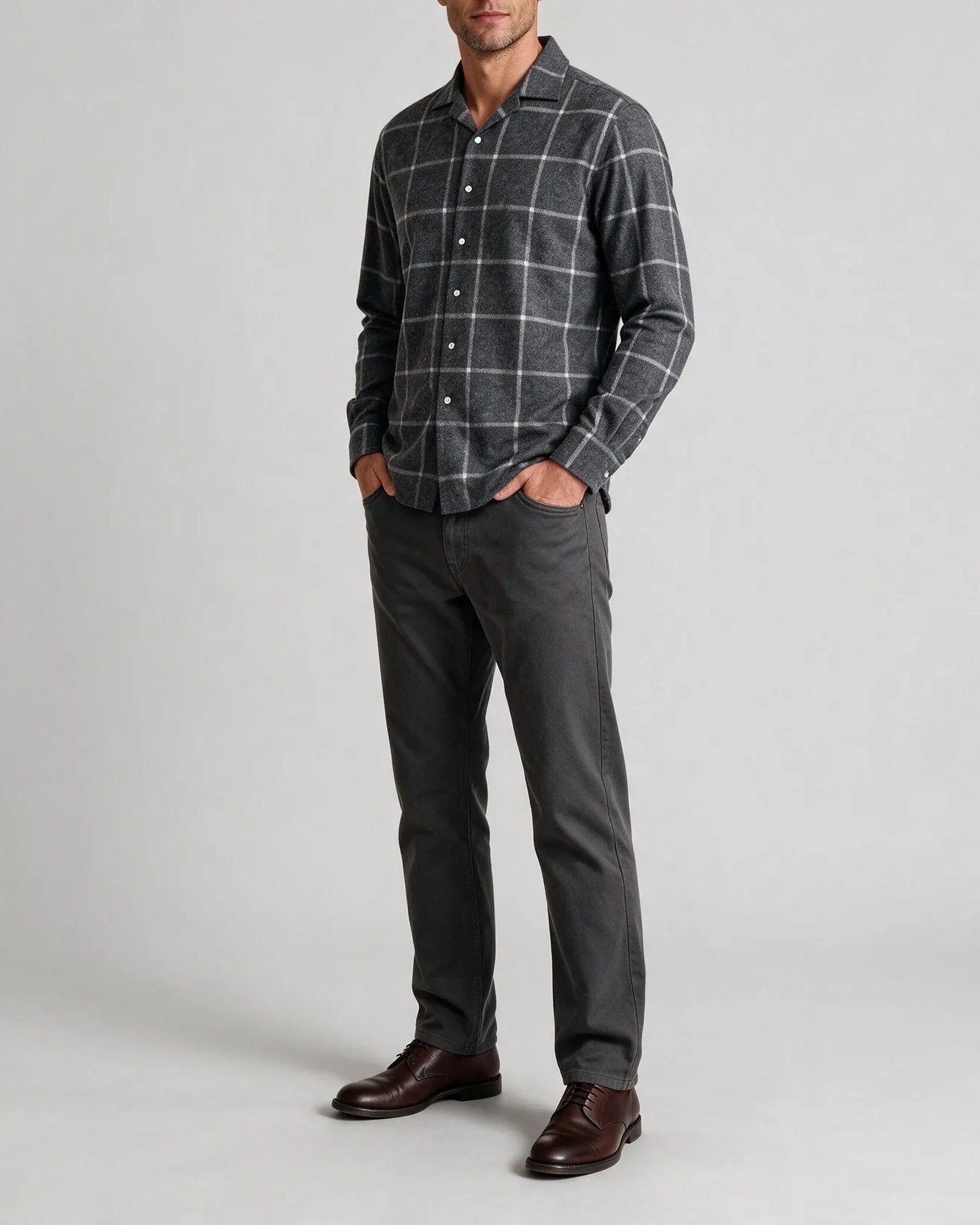 Koksgrå og hvid windowpane skjorte, på model
