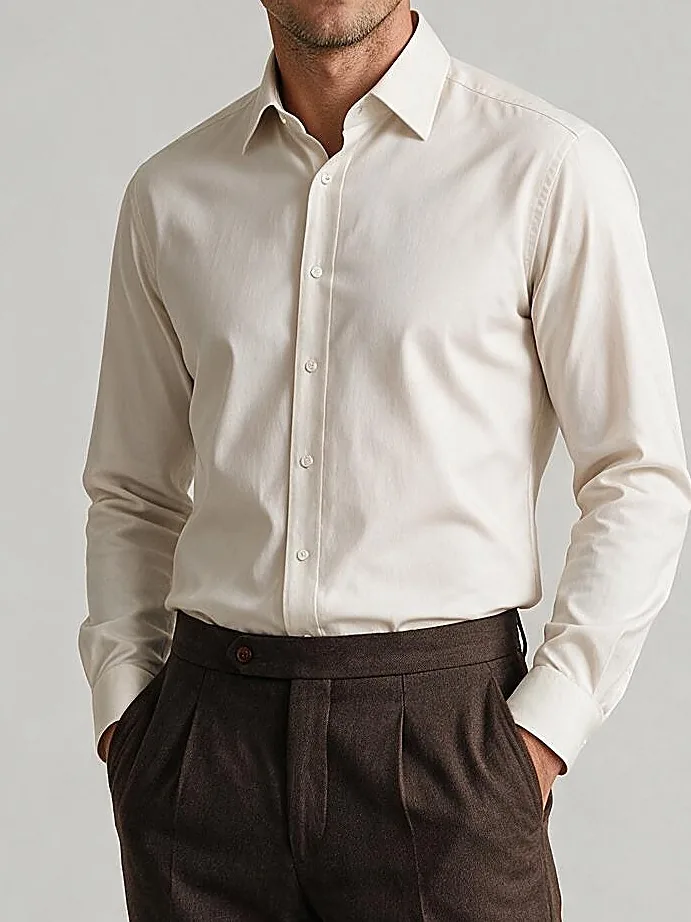 Cremehvid skjorte, detalje af kraven