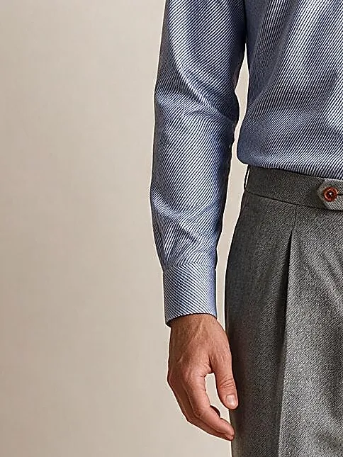 Lyseblå twill skjorte, detalje af manchetten