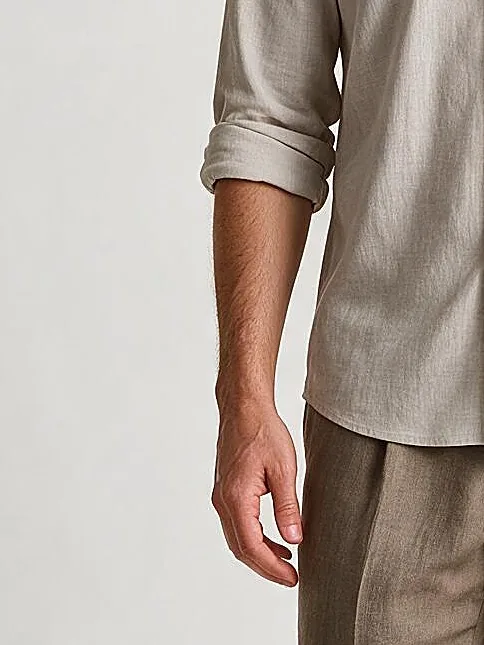 Off-white hørskjorte, detalje af manchetten