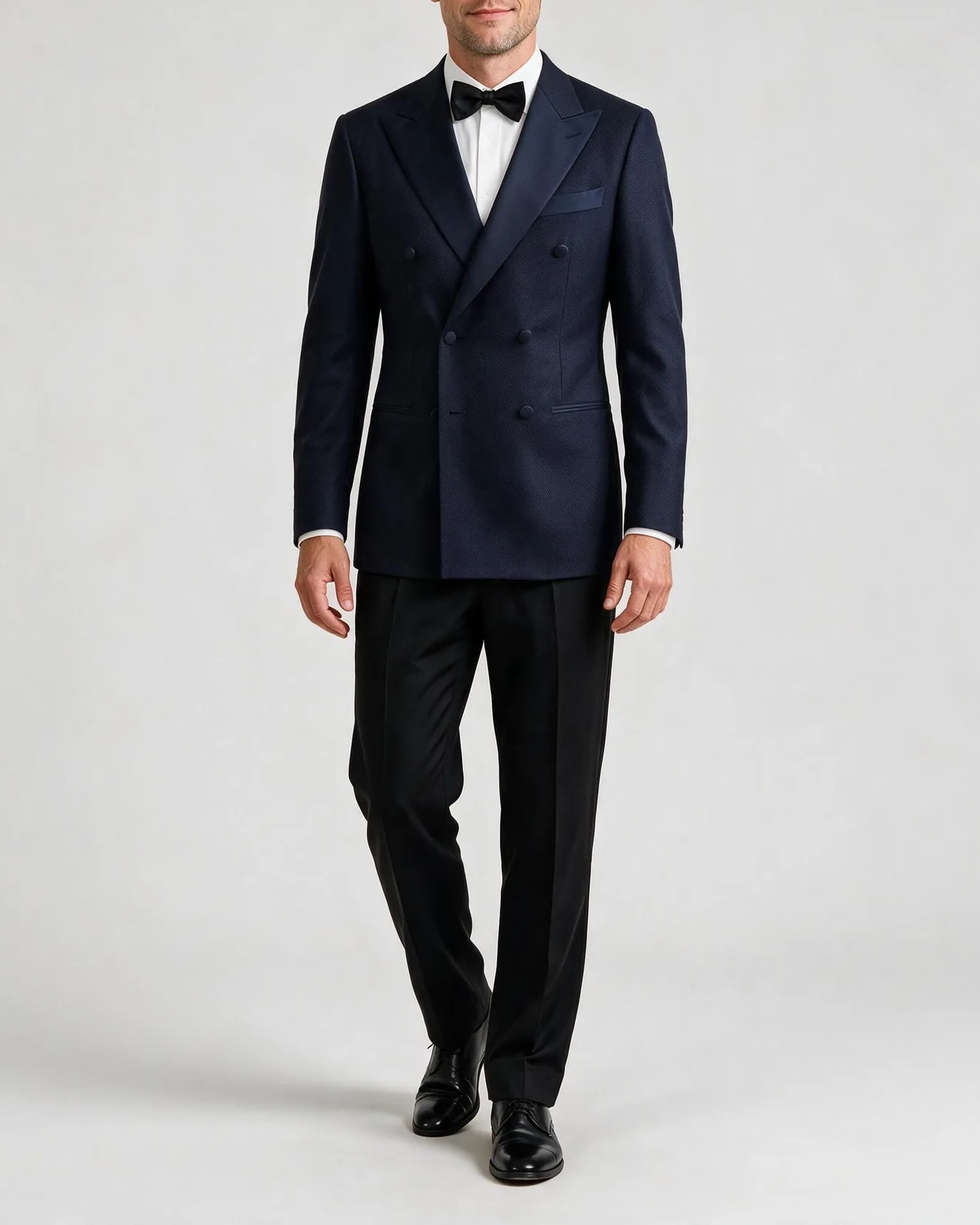 Navy dobbeltradet uld smoking, på model