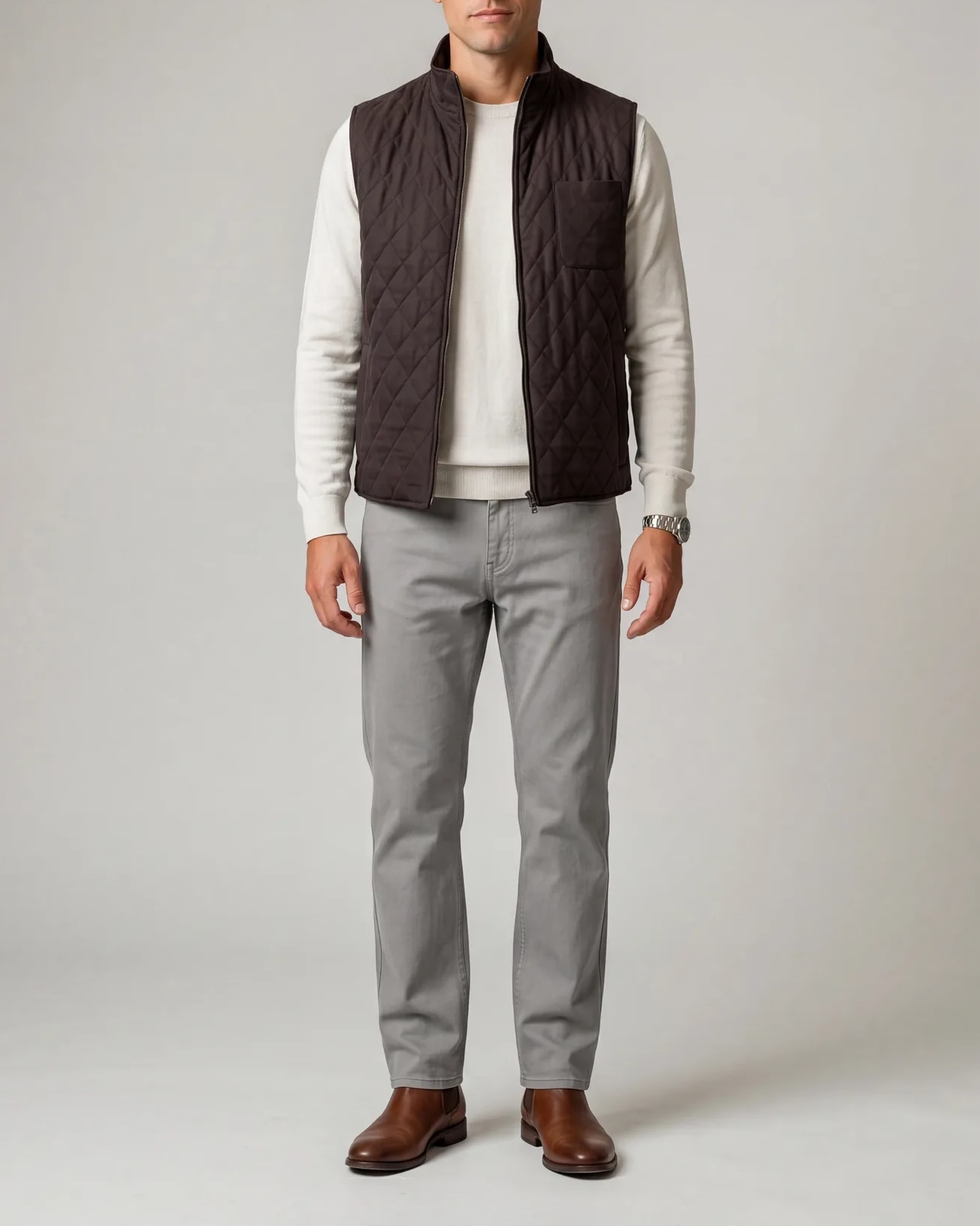Mørkebrun quiltet gilet, på model