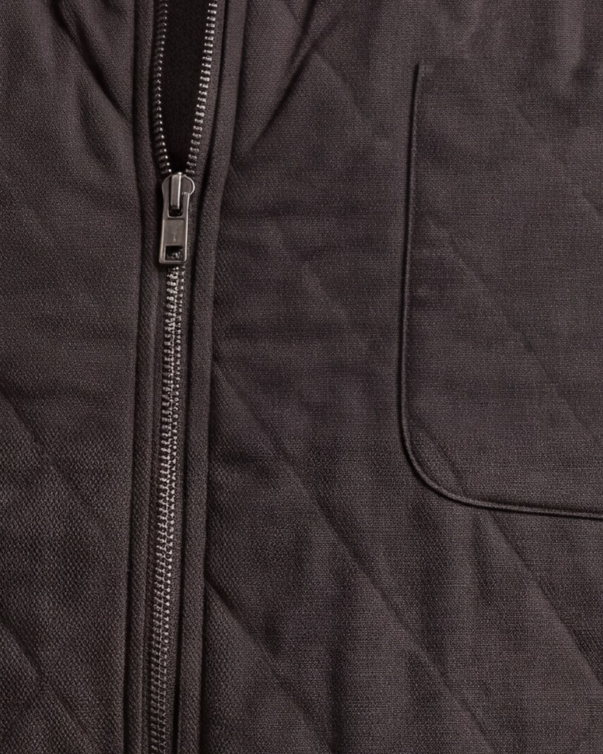 Mørkebrun quiltet gilet, set forfra