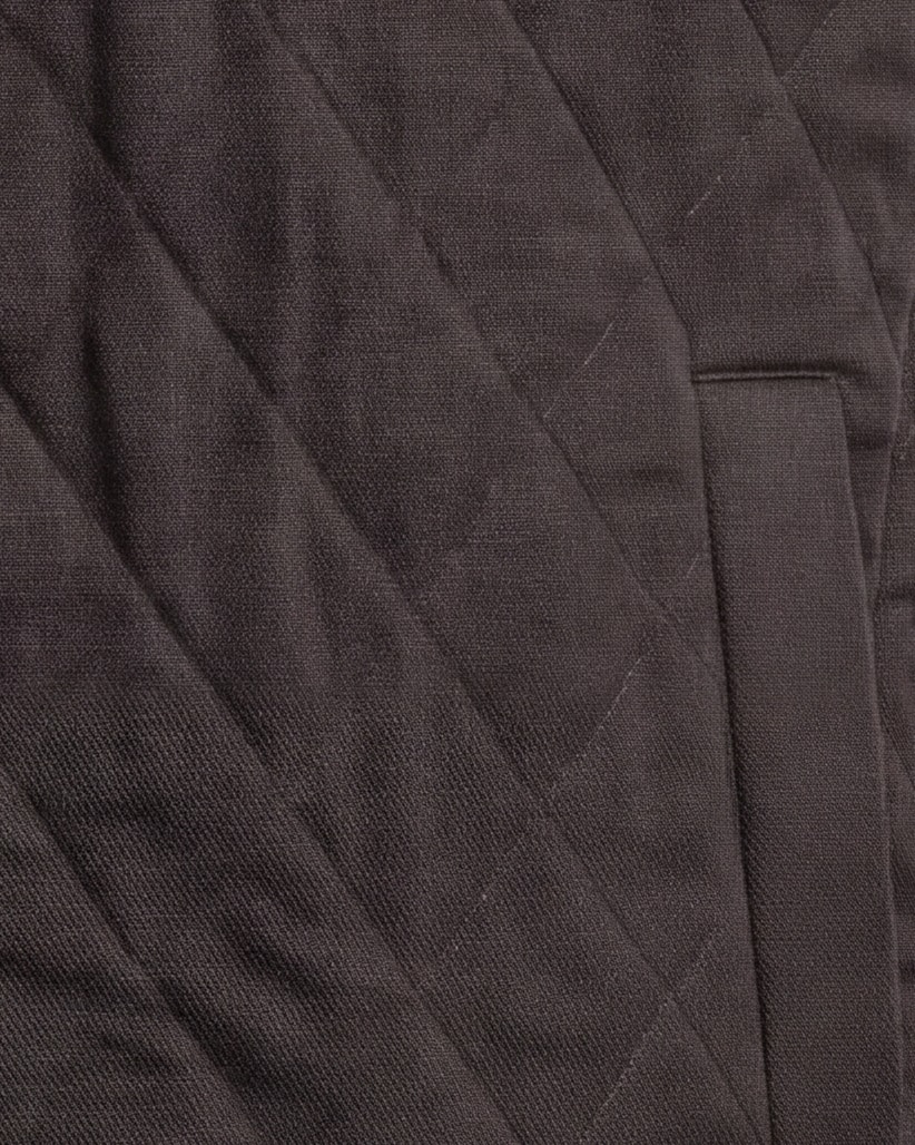 Mørkebrun quiltet gilet, detalje af lommen