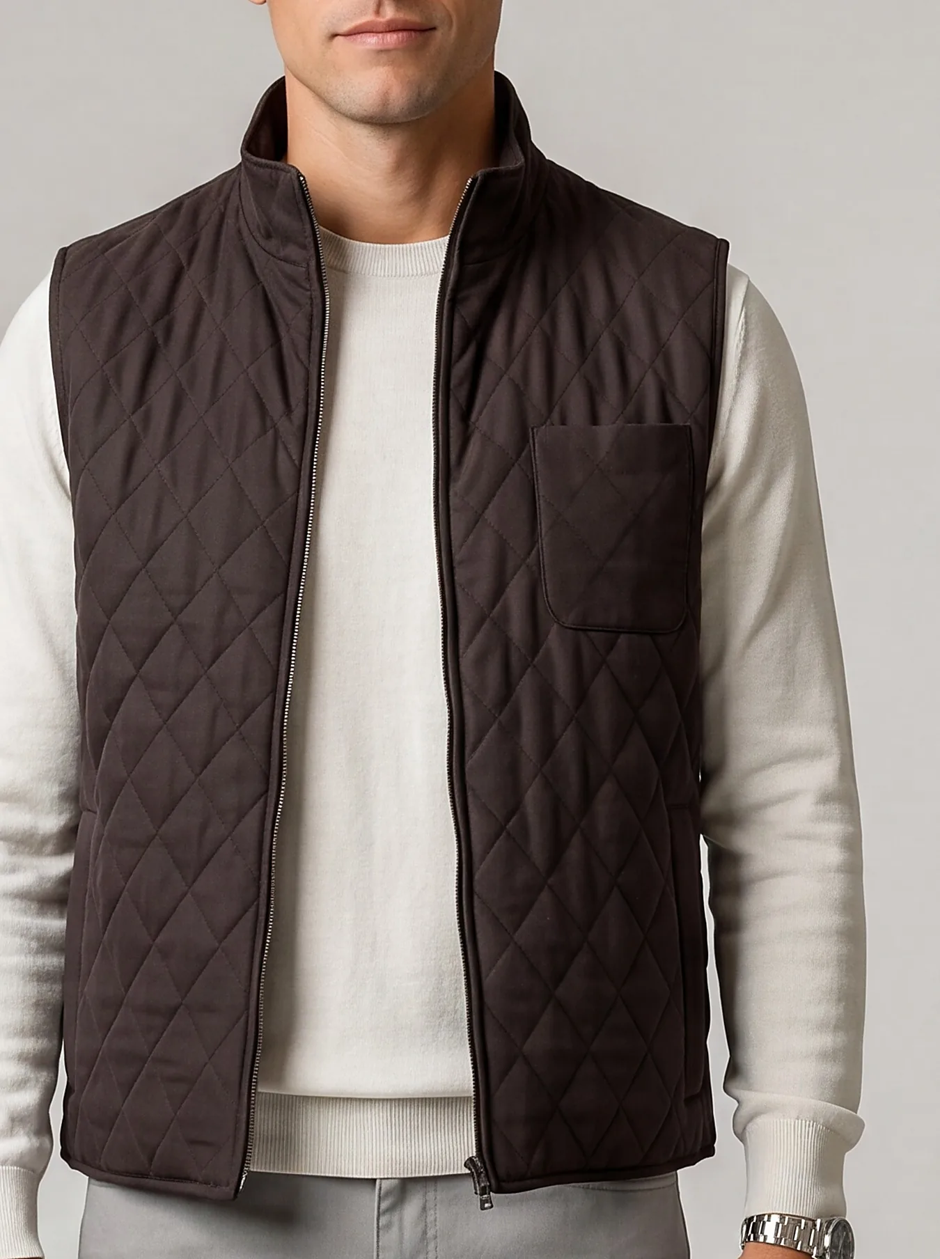 Mørkebrun quiltet gilet, detalje af kraven