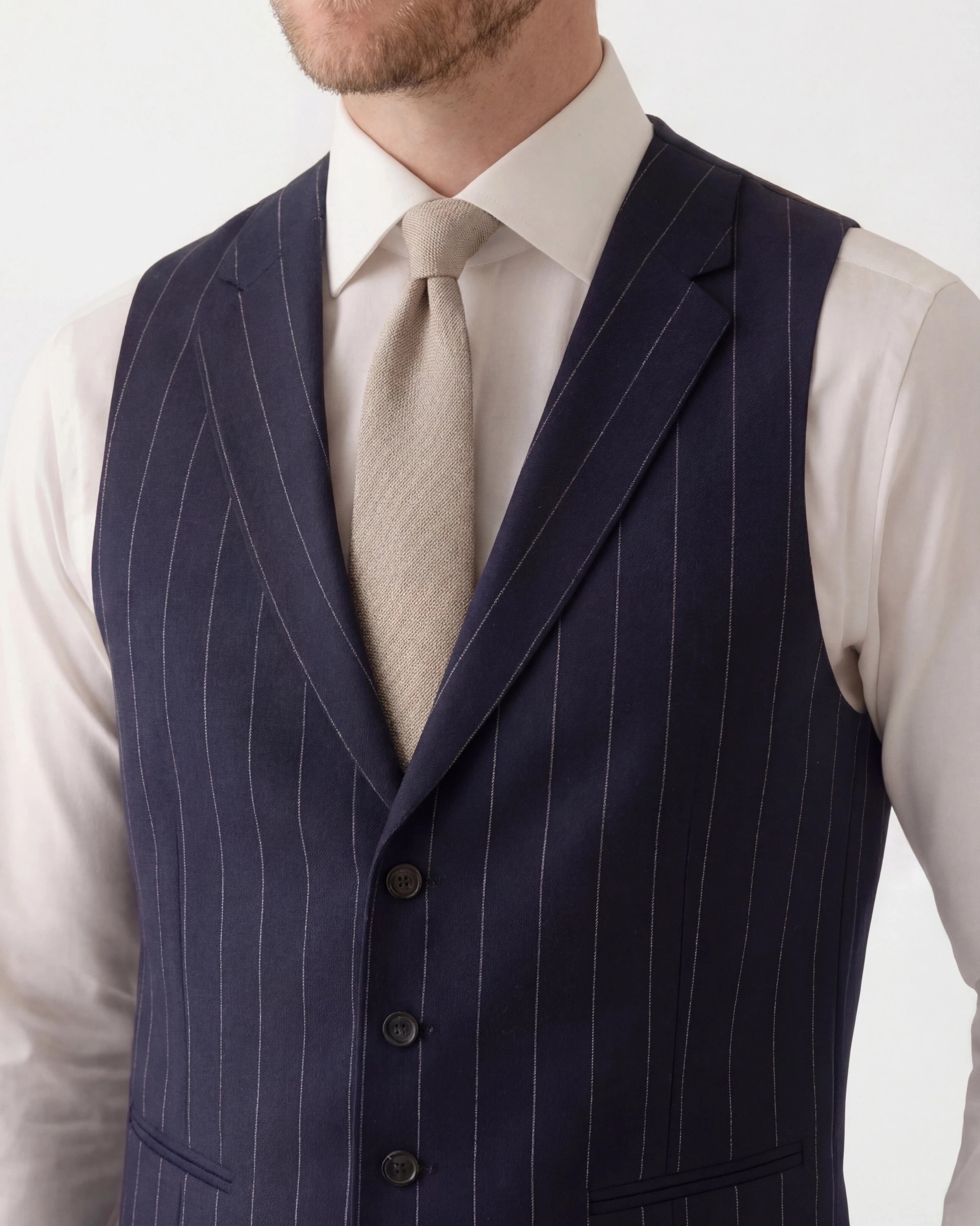 Navy nålestribet Super 130s uld vest, på model