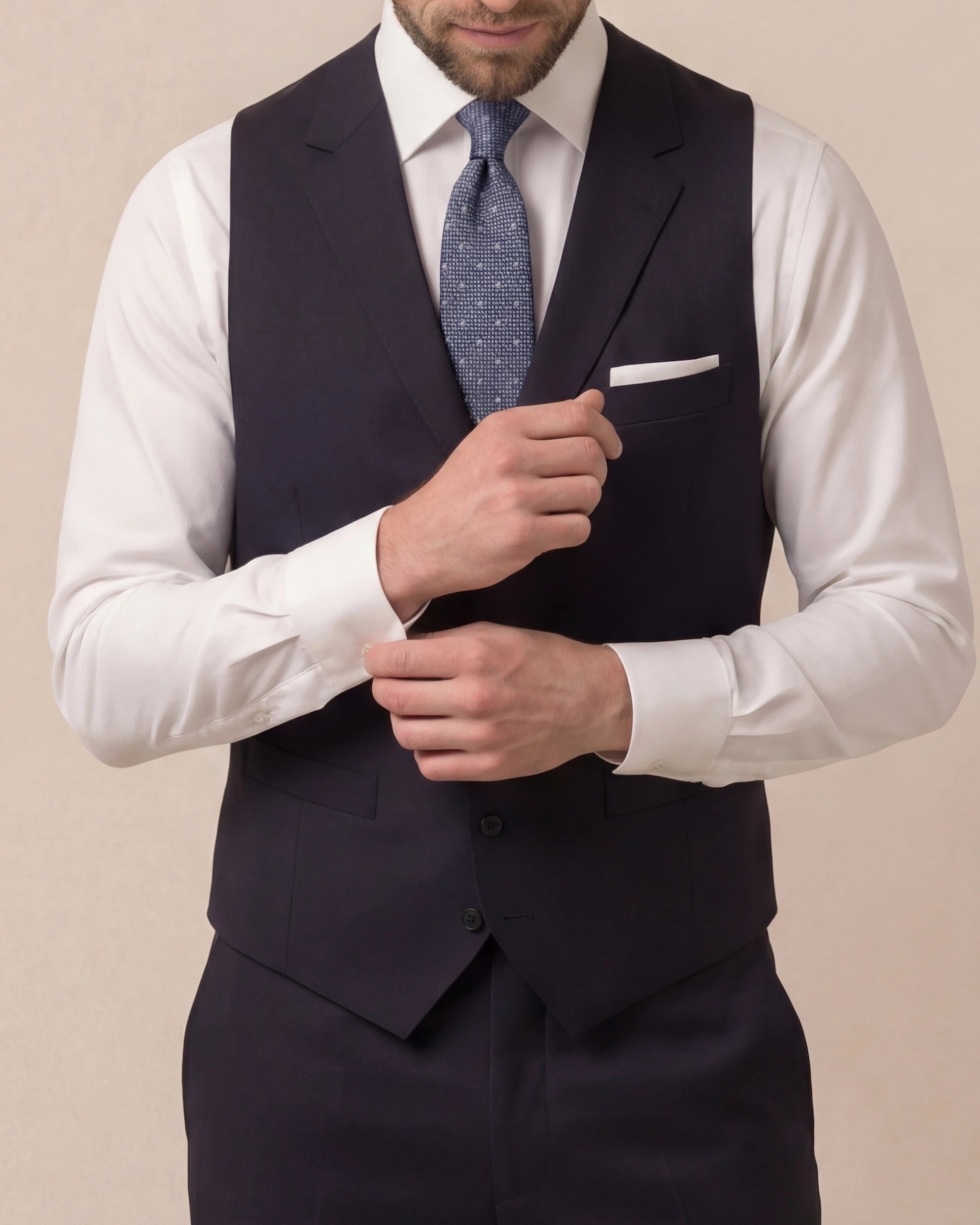 Marineblå Super 120s uld vest, på model