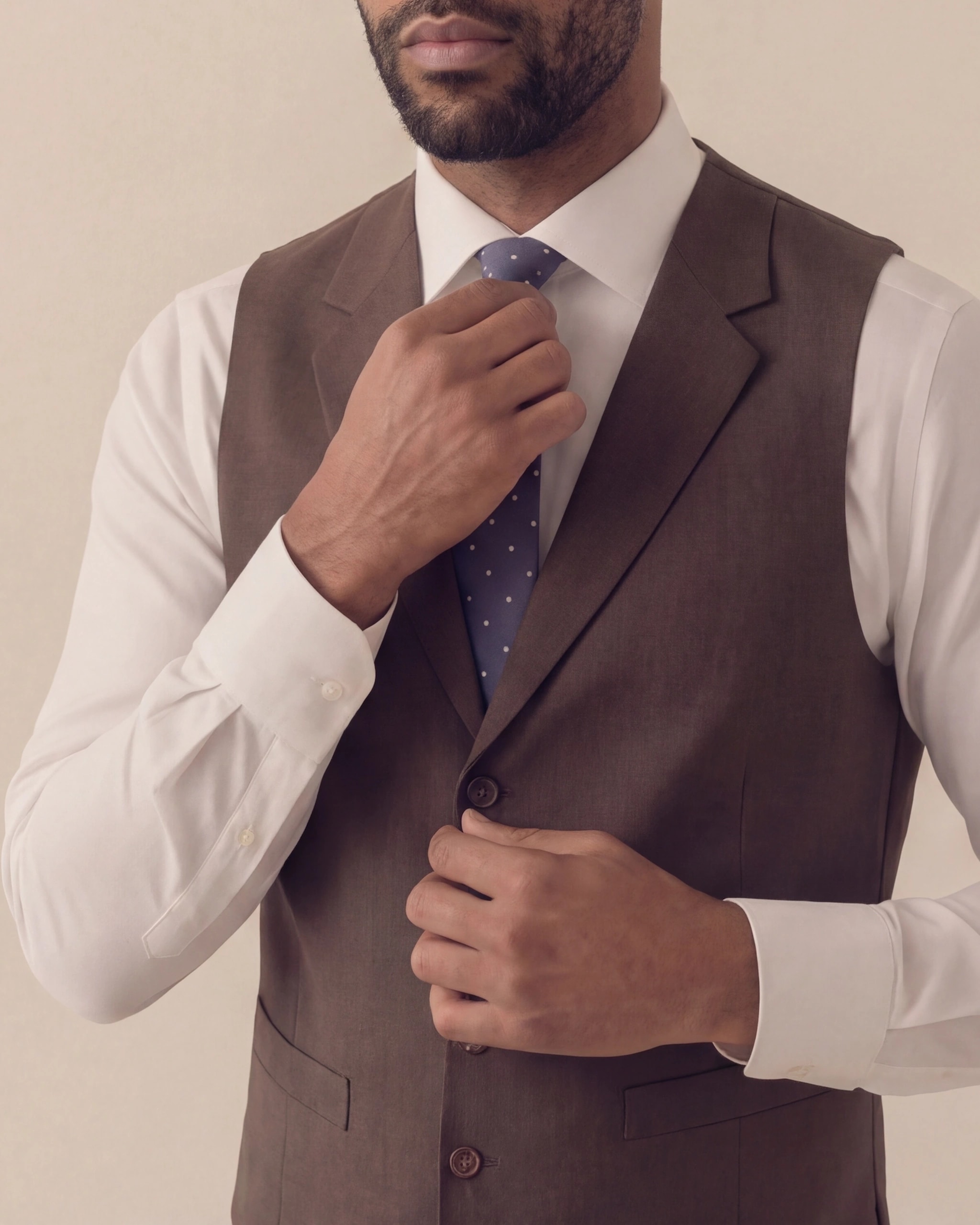 Brun Super 130s uld vest, på model