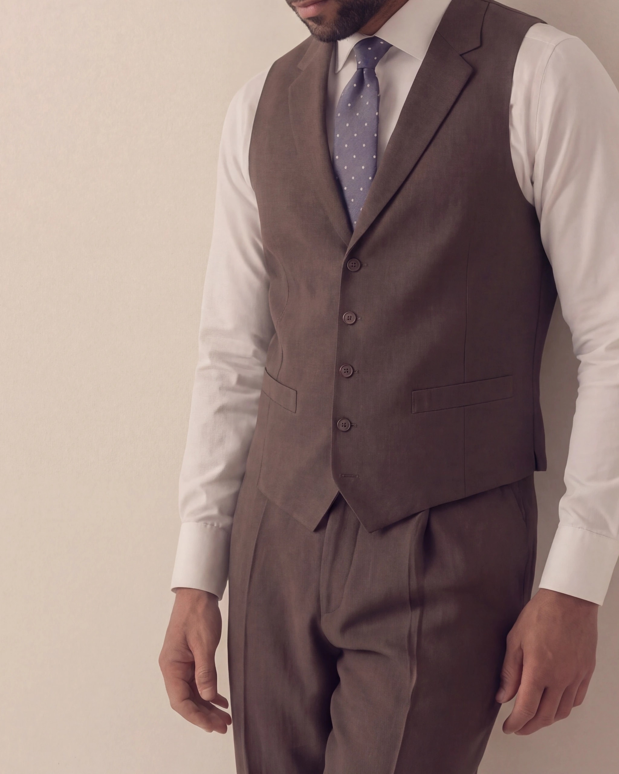 Brun Super 130s uld vest, på model