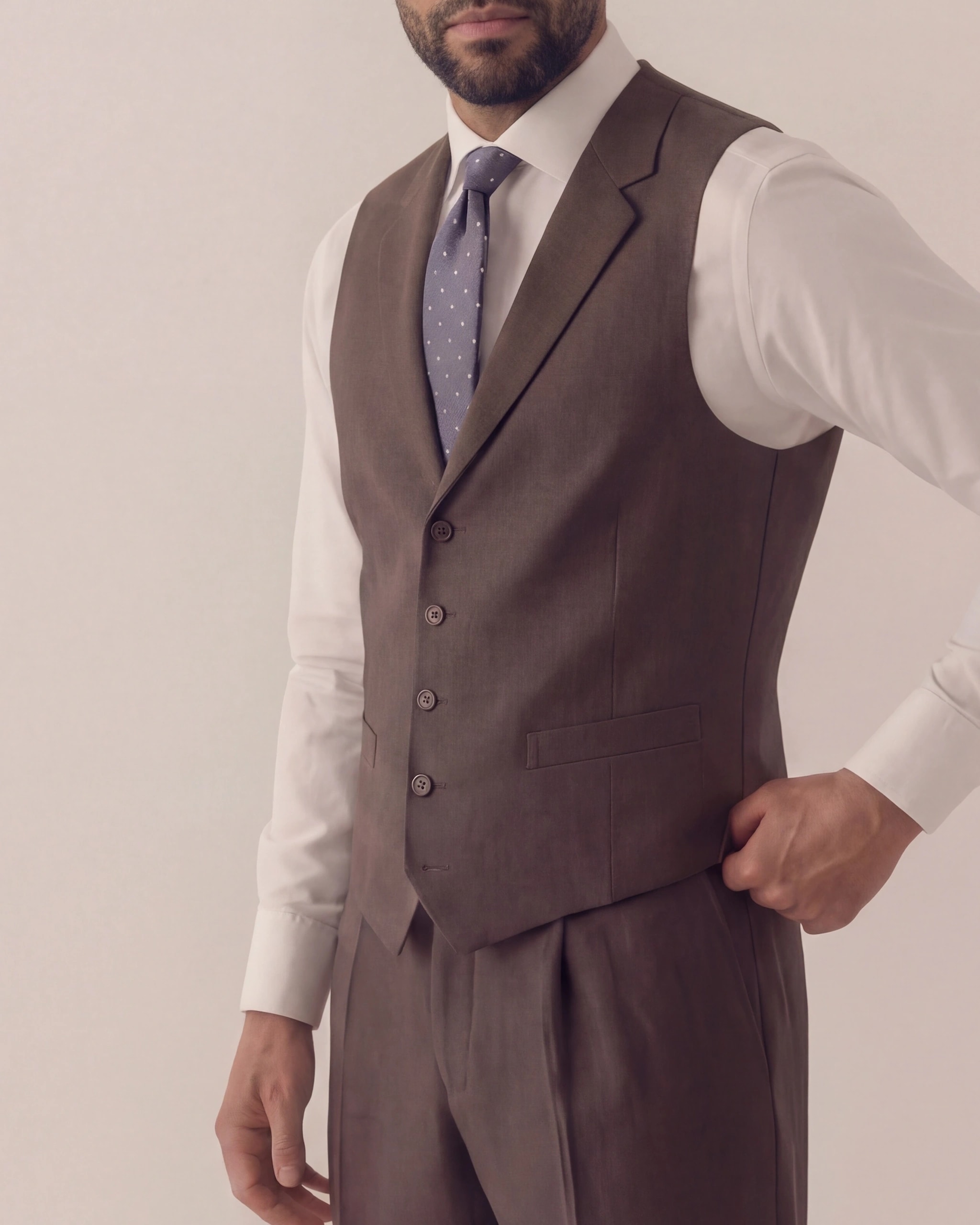 Brun Super 130s uld vest, på model