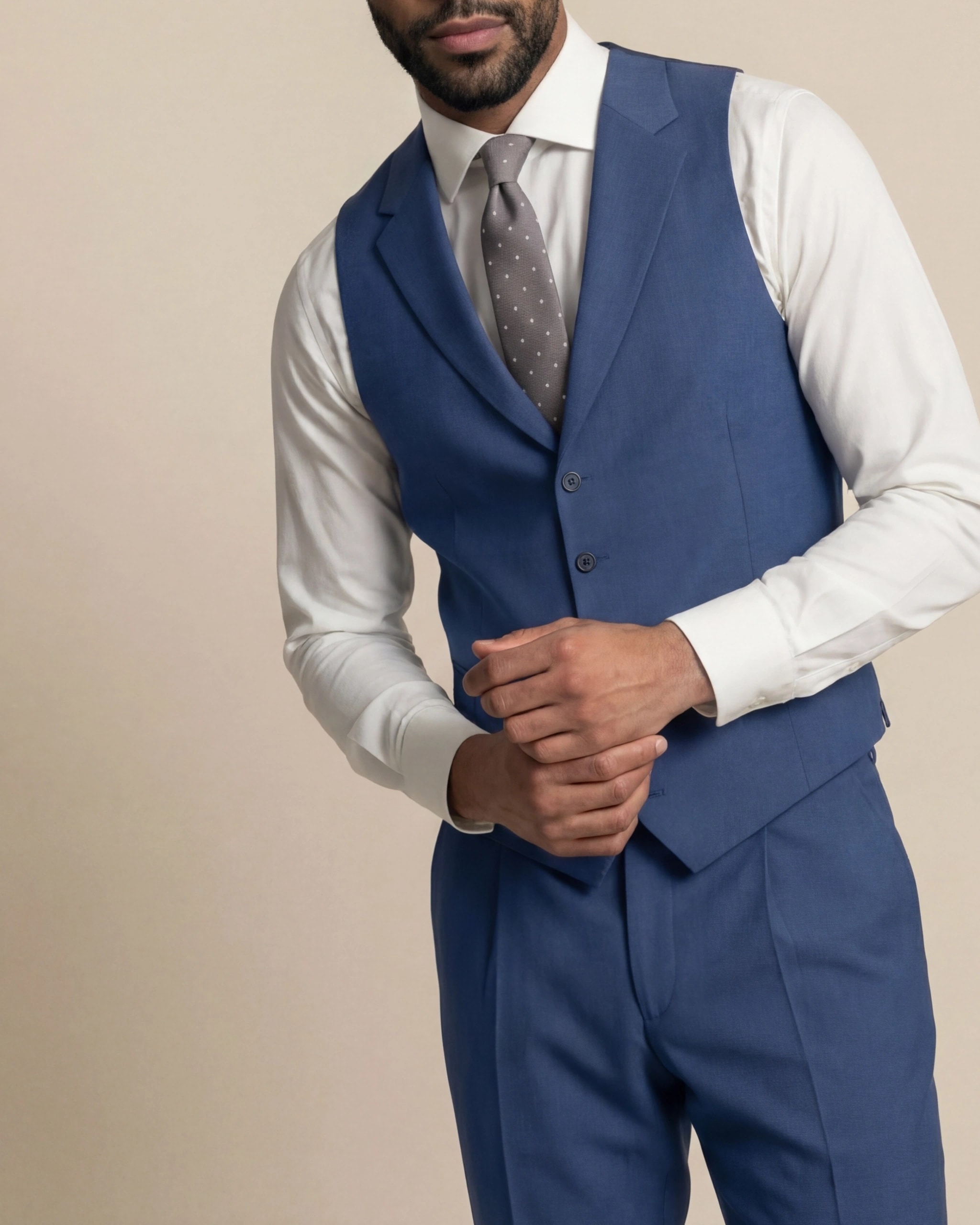 Blå Super 130s uld vest, på model