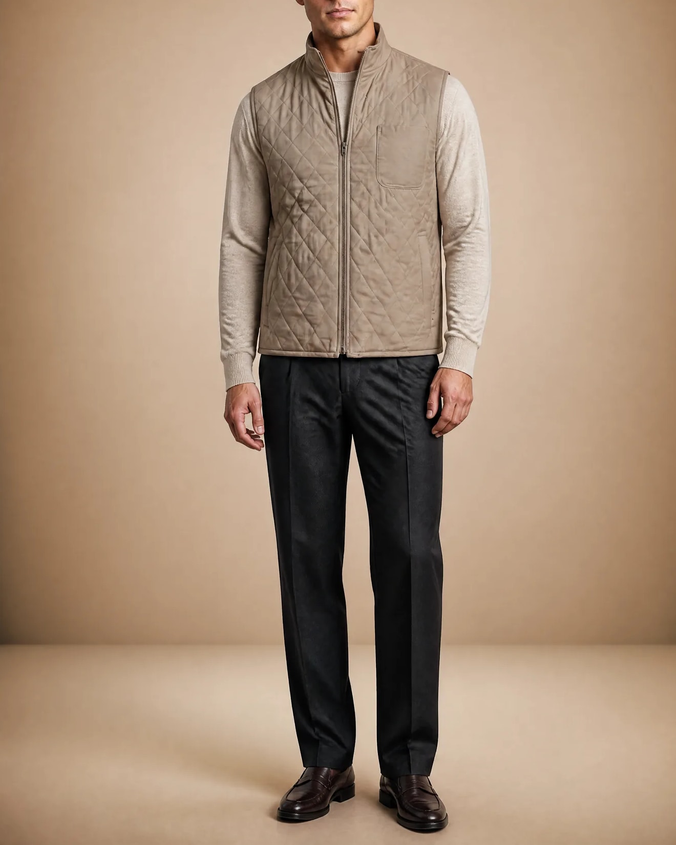 Stenfarvet quiltet gilet, på model