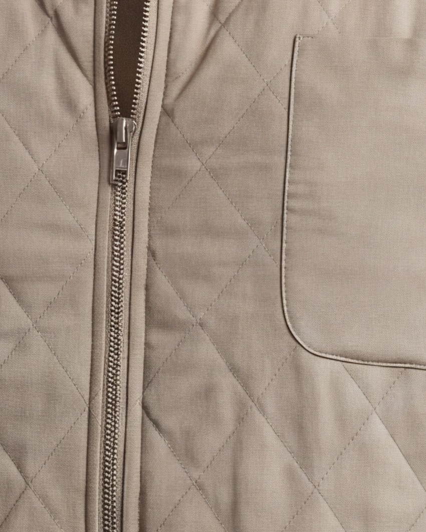 Stenfarvet quiltet gilet, set forfra