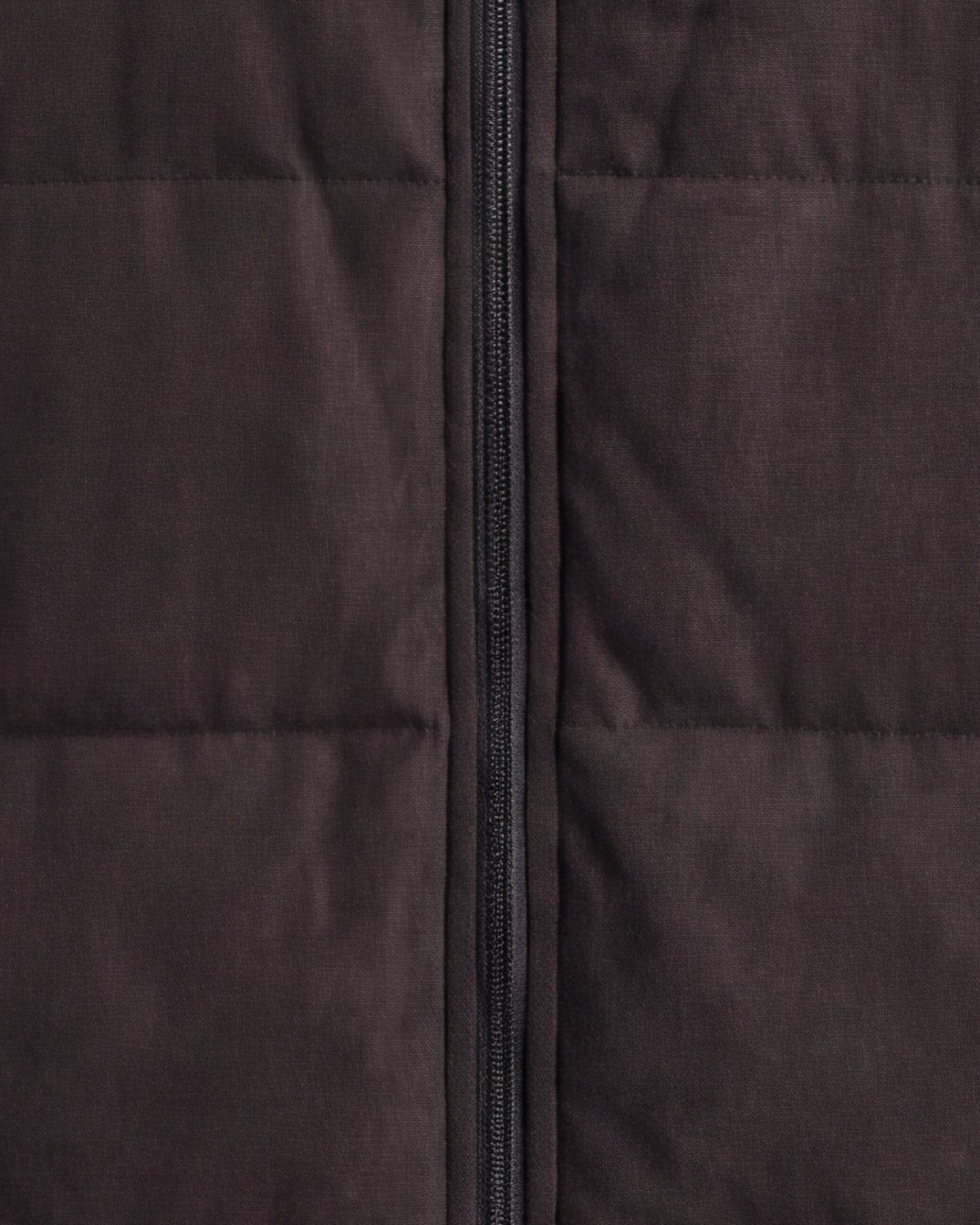 Sortbrun panelled gilet, set forfra