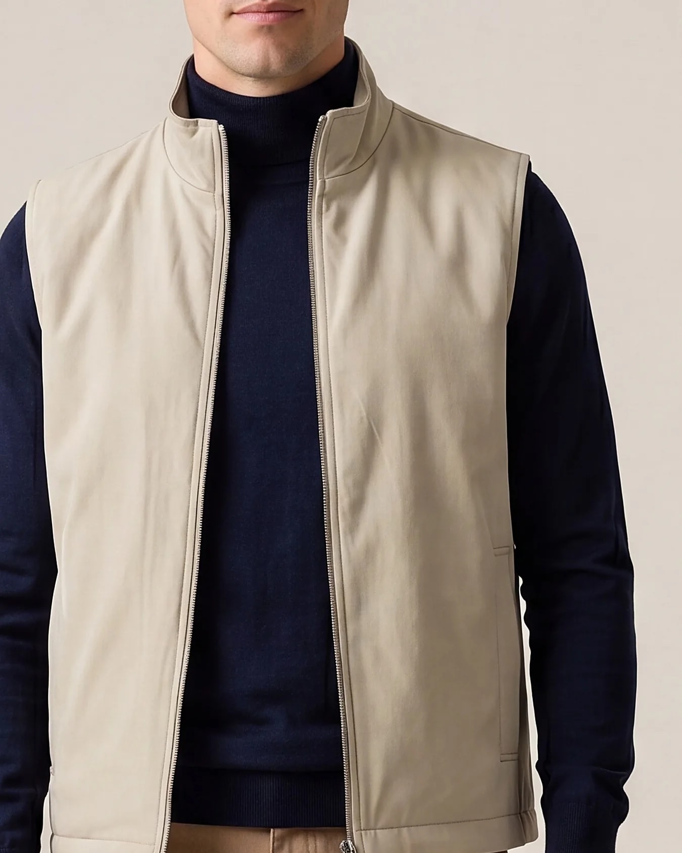 Offwhite sæsongilet, detalje af kraven