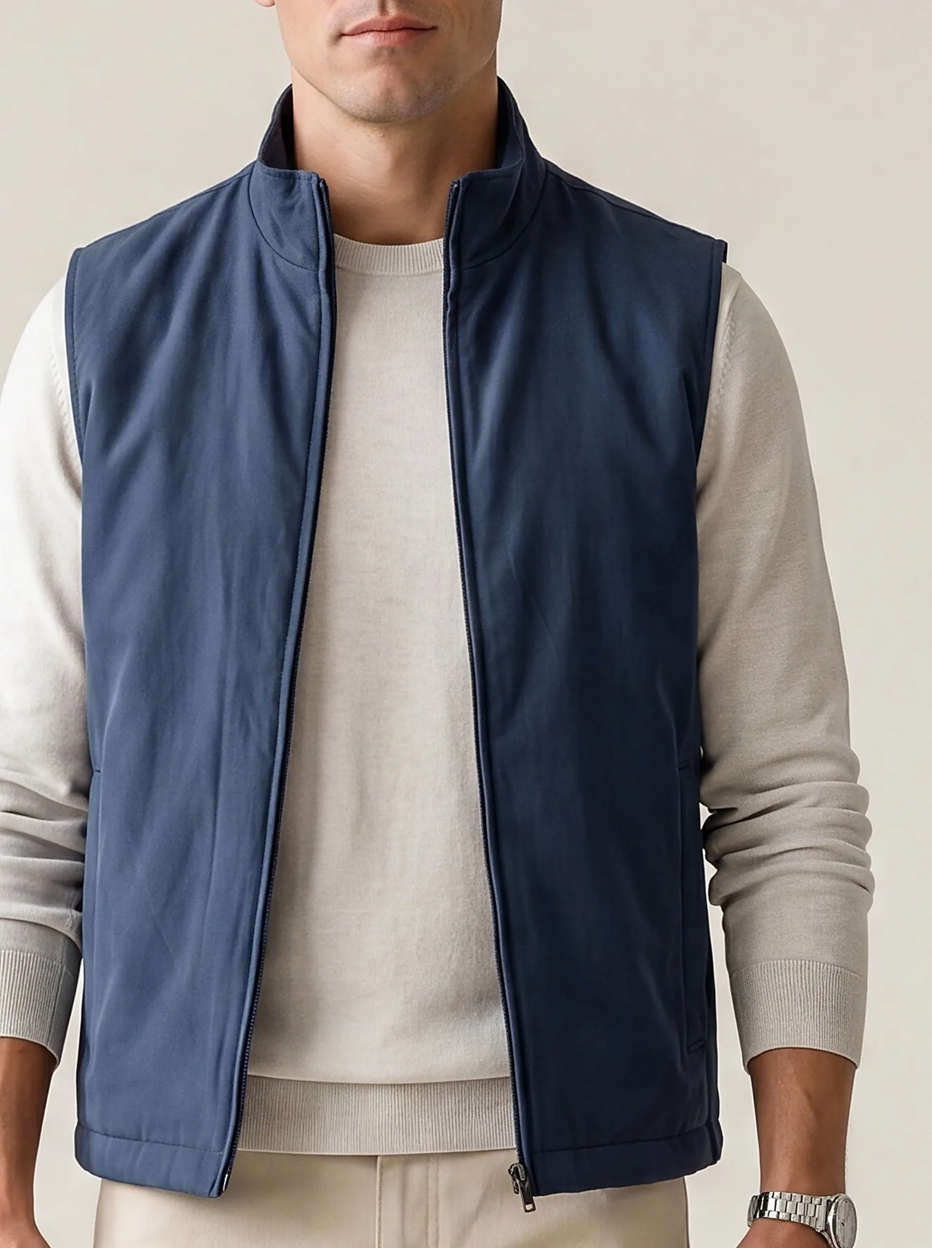 Marineblå sæsongilet, detalje af kraven