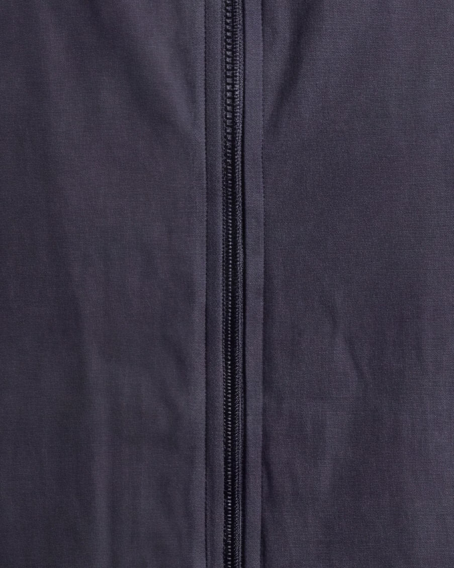 Mørk marineblå sæsongilet, set forfra