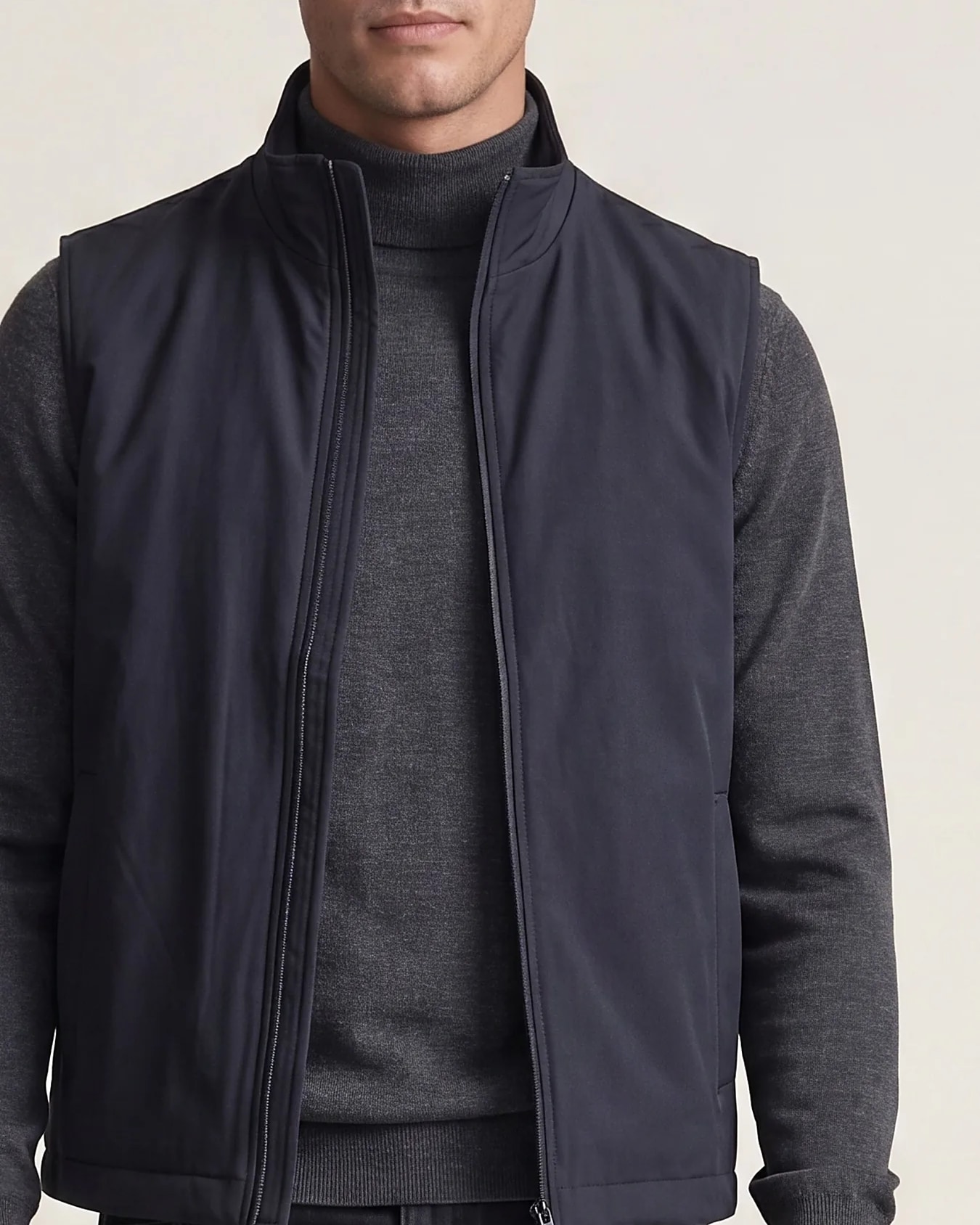 Mørk marineblå sæsongilet, detalje af kraven