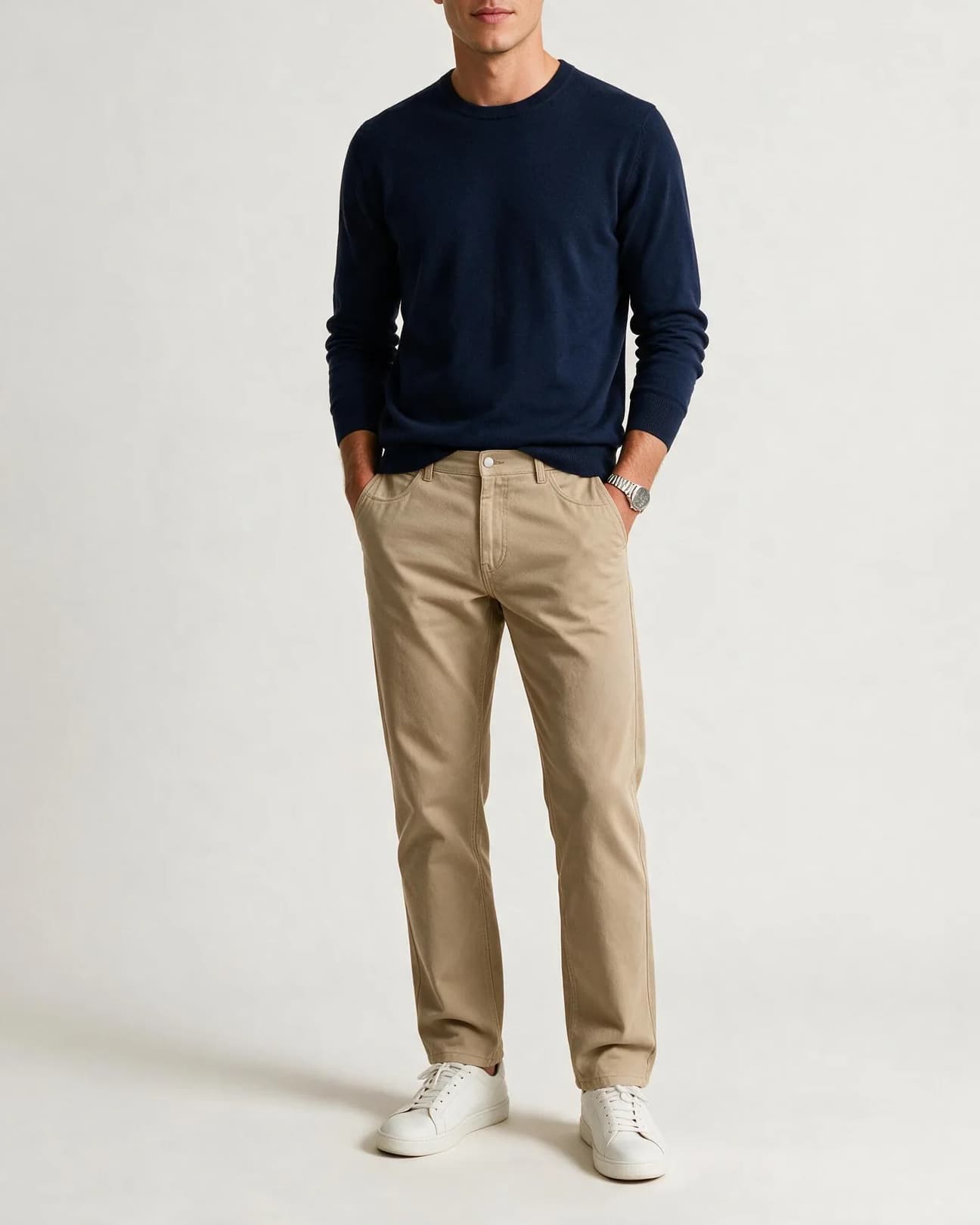 Navy Merino Uld Crewneck, på model