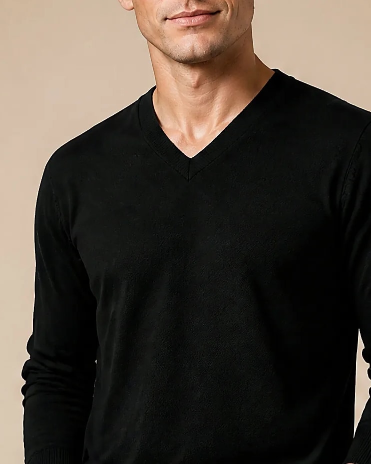 Sort Merino Uld V-Neck, detalje af halsudskæringen
