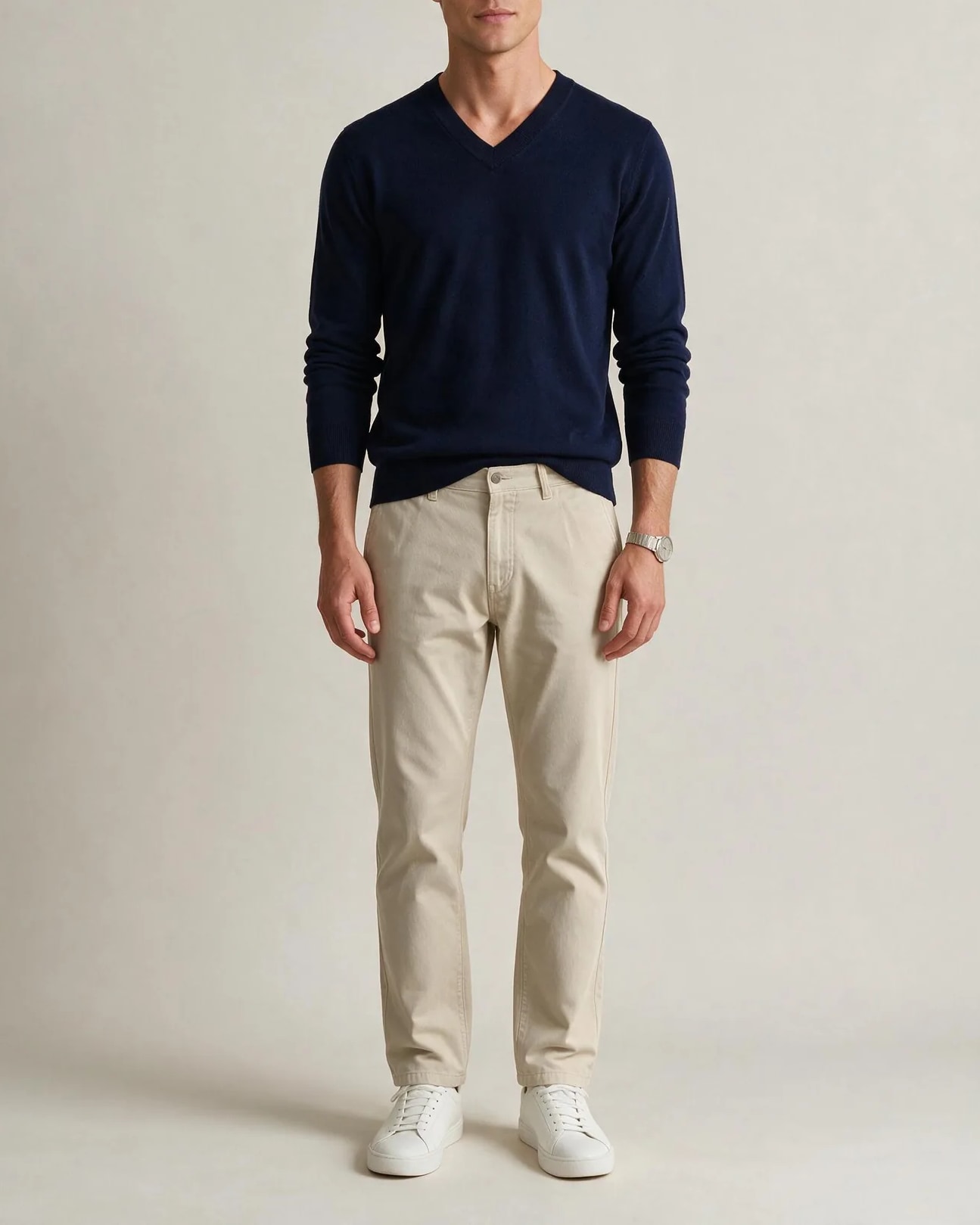 Navy Merino Uld V-neck, på model