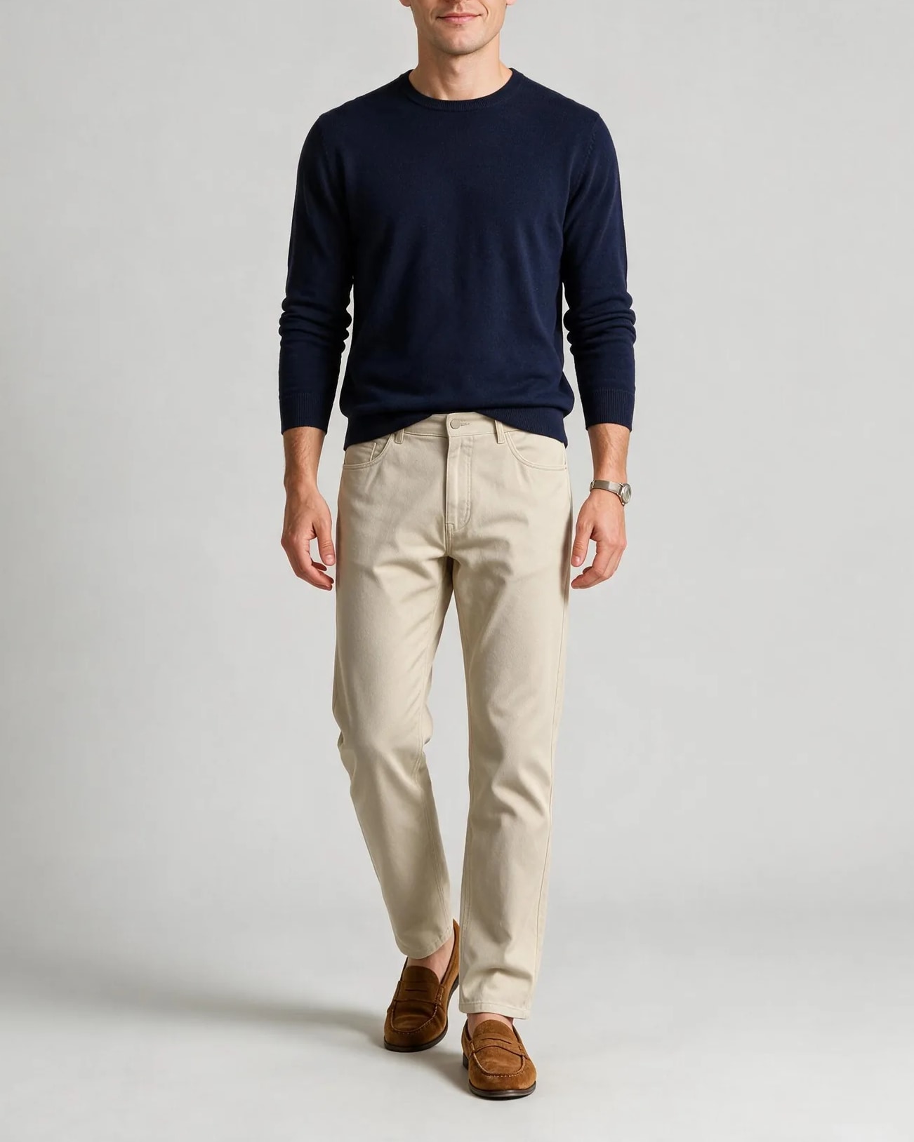Off-white bomulds-chinos, på model