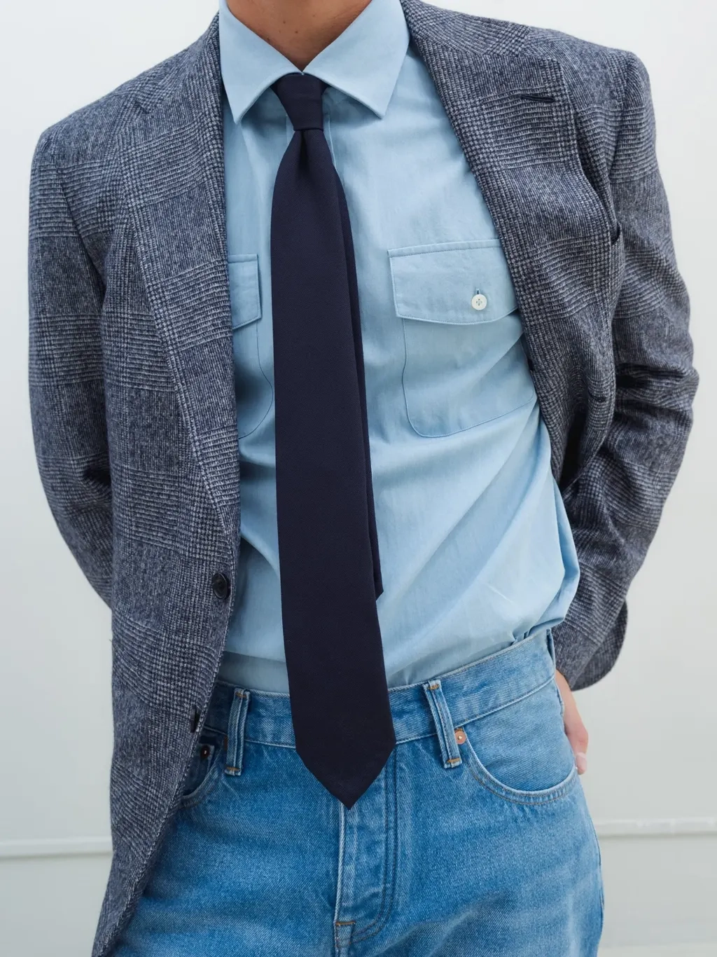 Blazer i tern båret med skjorte, slips og jeans