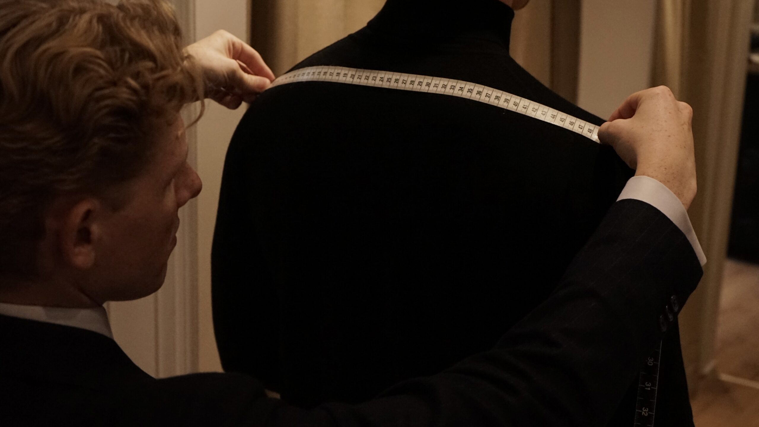 Tailor measuring client for tuxedo Measuring1