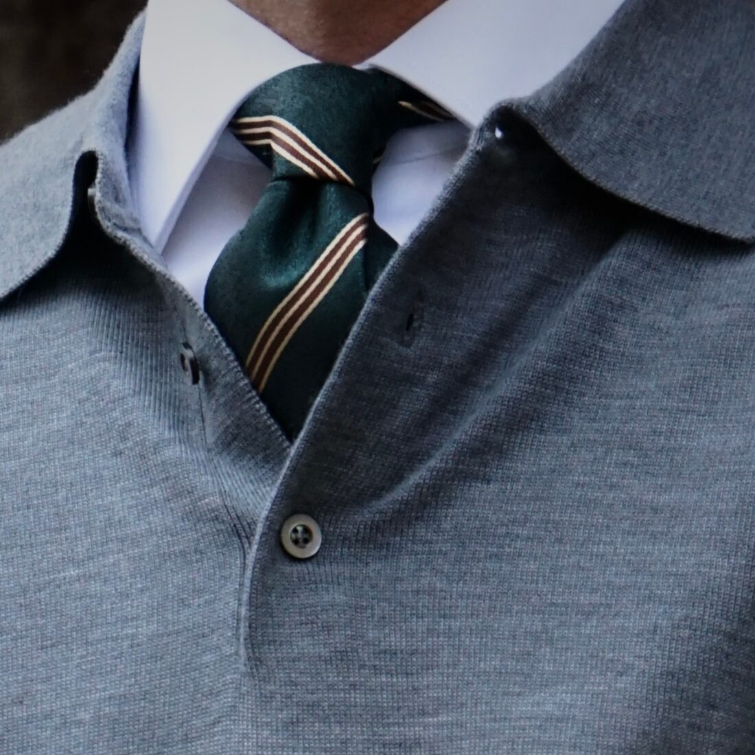 Grå trøje med grøn slips