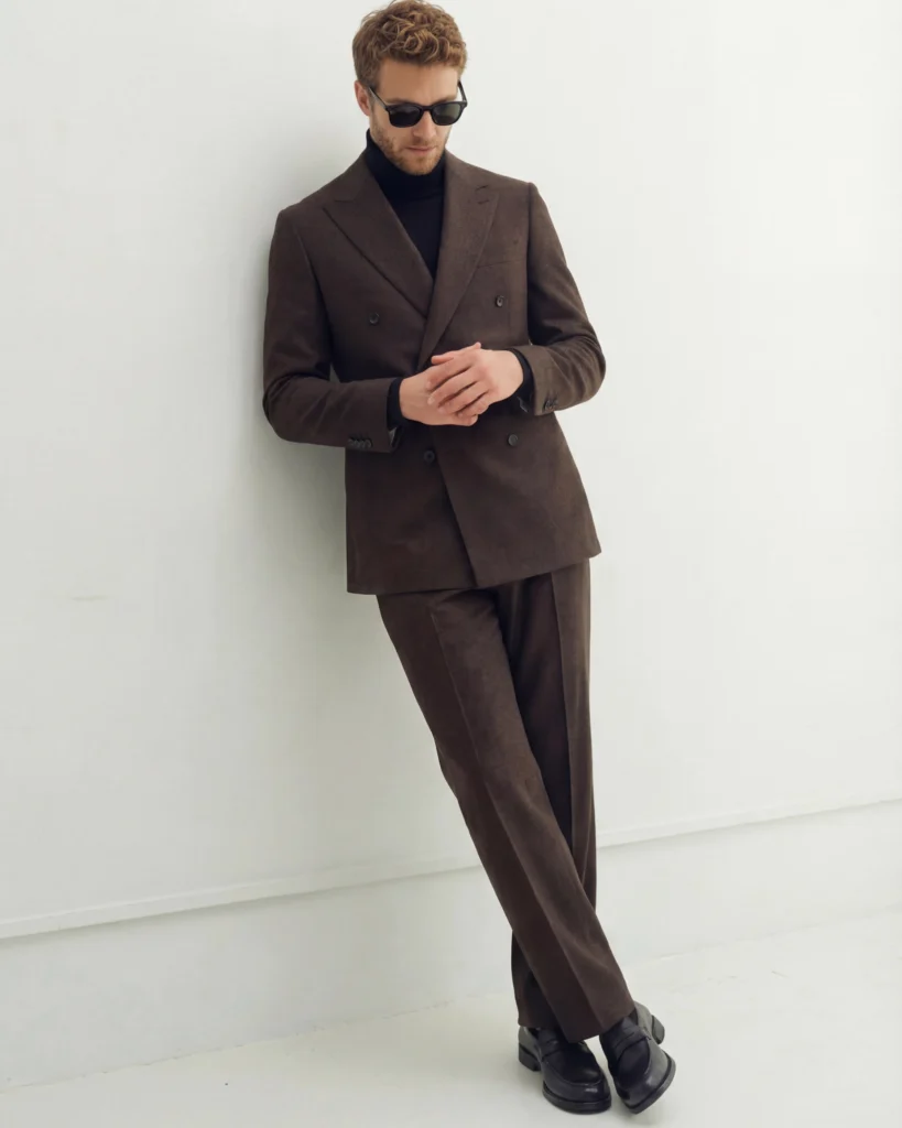 Brunt dobbeltradet jakkesæt