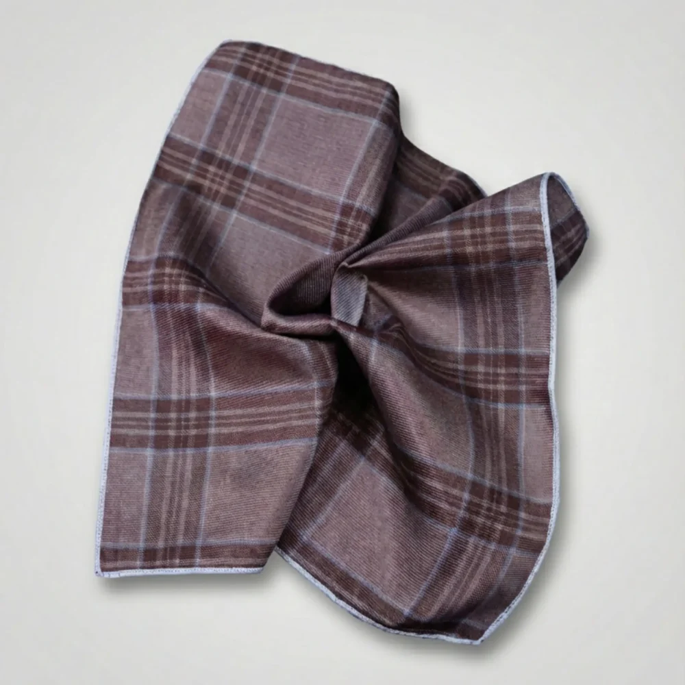 Lommetørklæde i brun silke. Brown Checkered Silk Pocket Square