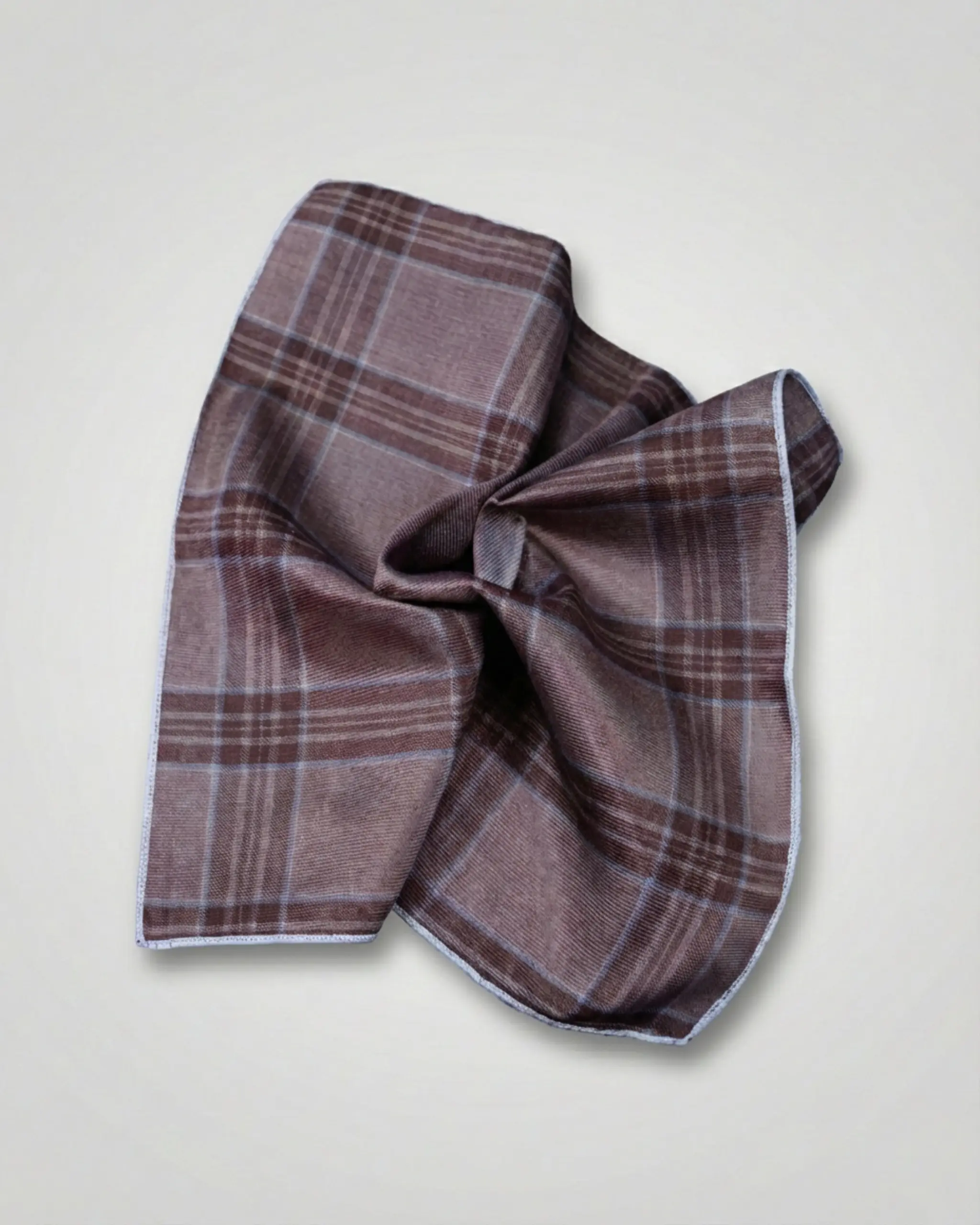 Lommetørklæde i brun silke. Brown Checkered Silk Pocket Square