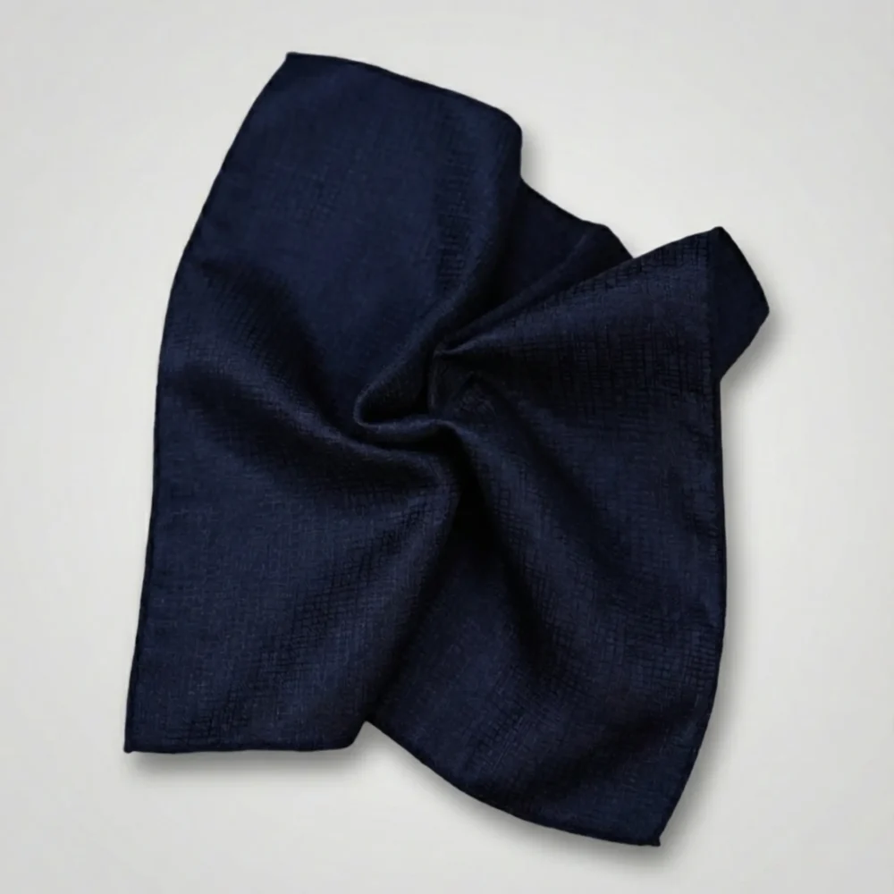 Lommeklud i blåmønstret silke Blue Patterned Silk Pocket Square