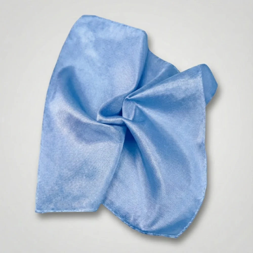 Lommetørklæde i lyseblå twill-silke
