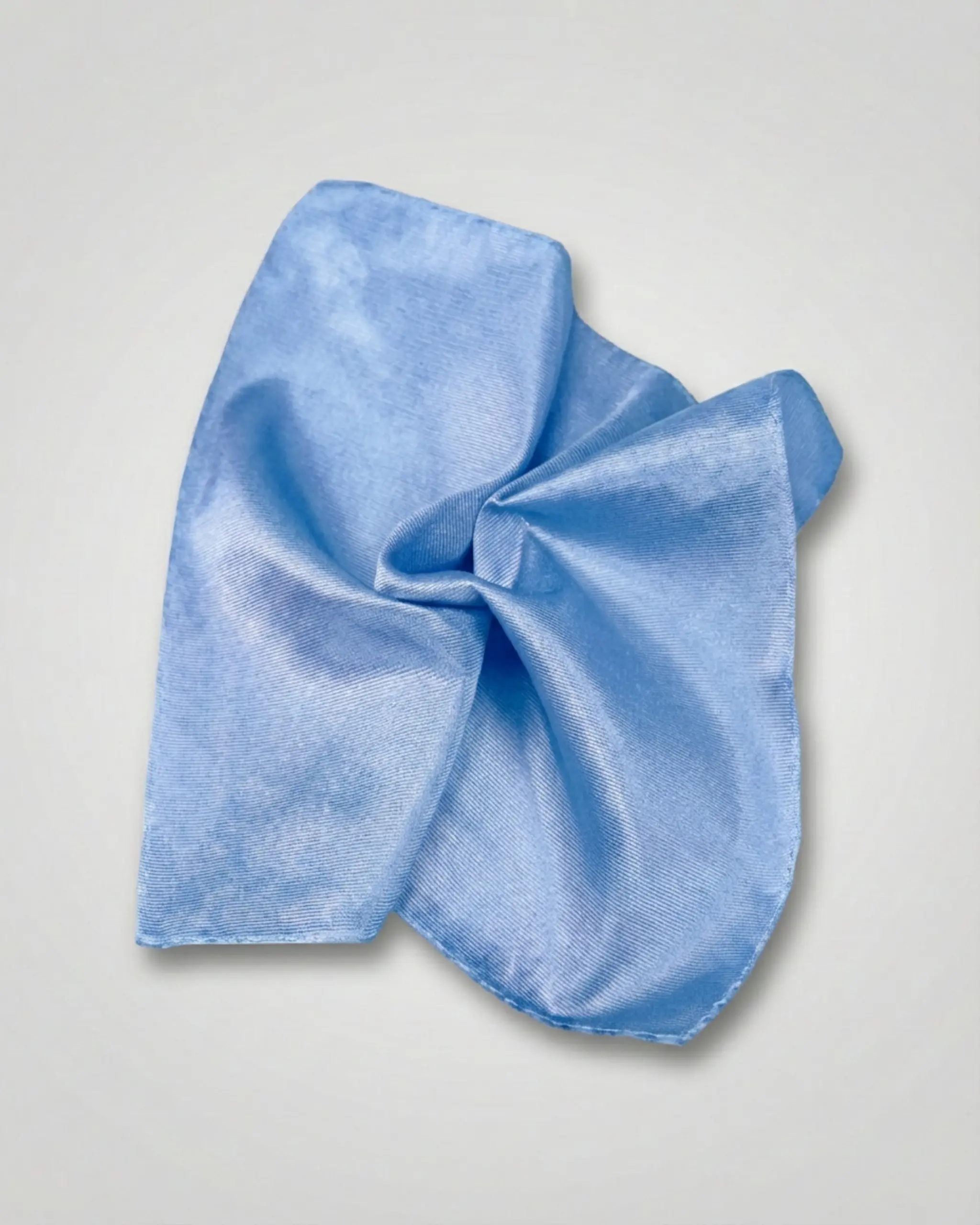 Lommetørklæde i lyseblå twill-silke
